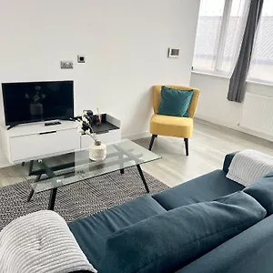 https://apt-modern-two-bedroom-with-super-fast-wifi.brighton-hotels-england.com